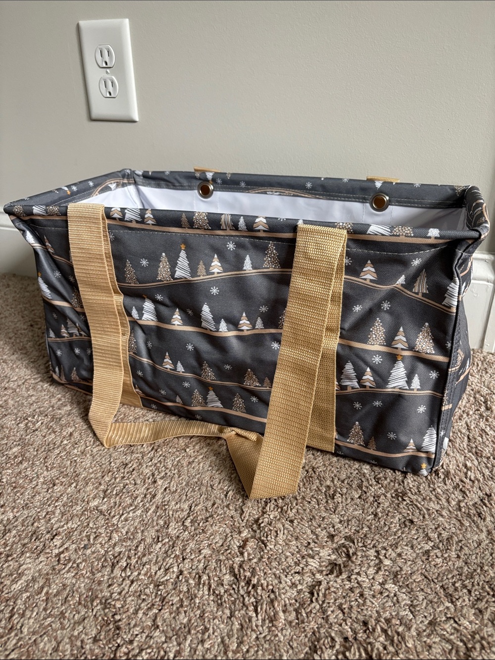 thirty-one Medium Utility Tote with Gold and White Christmas Tree Pattern